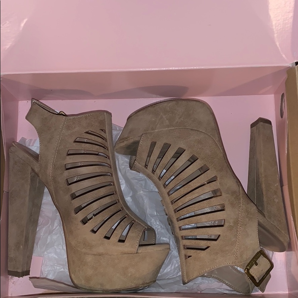 Heels - Picture 4 of 5